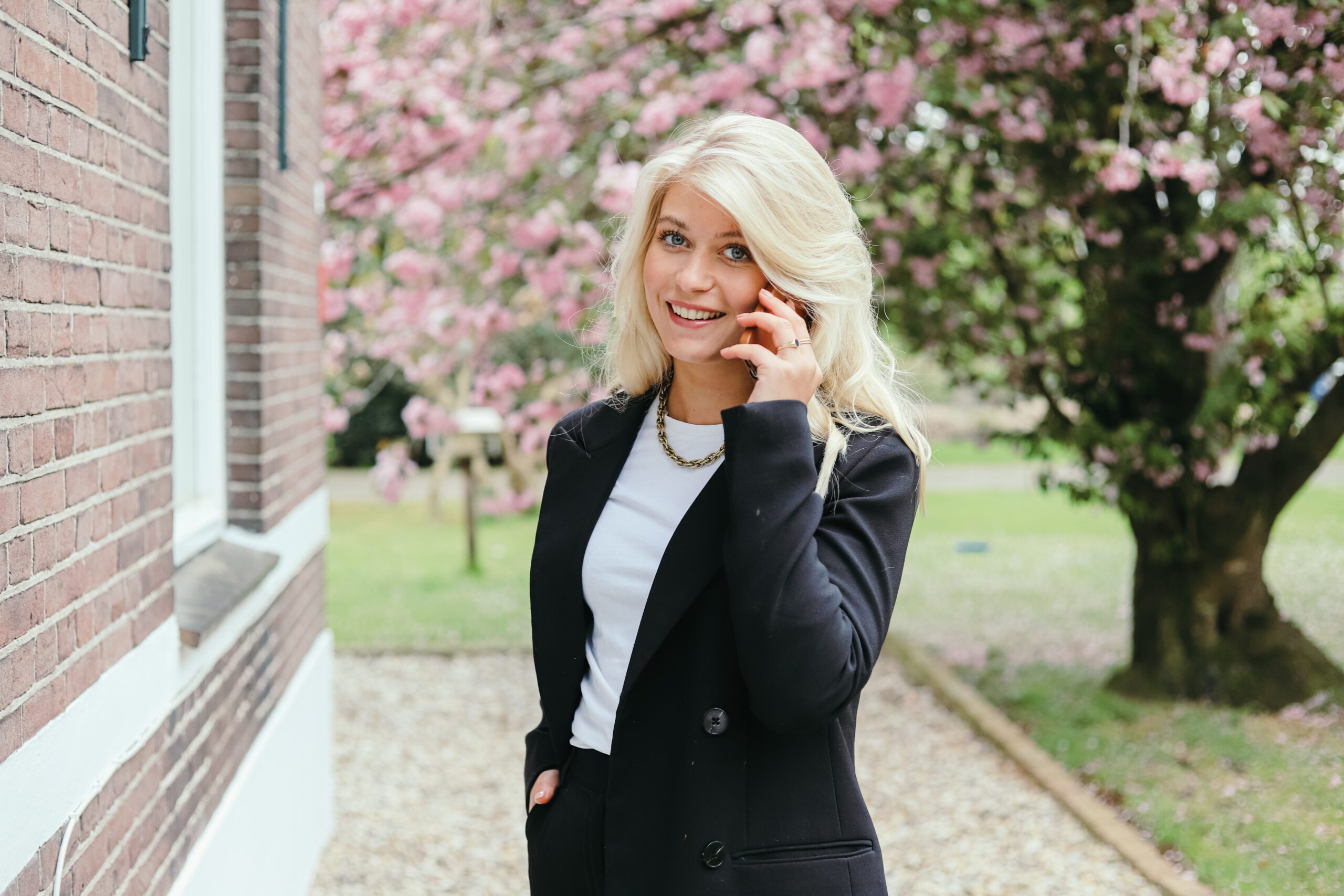 isabeau met telefoon in hand